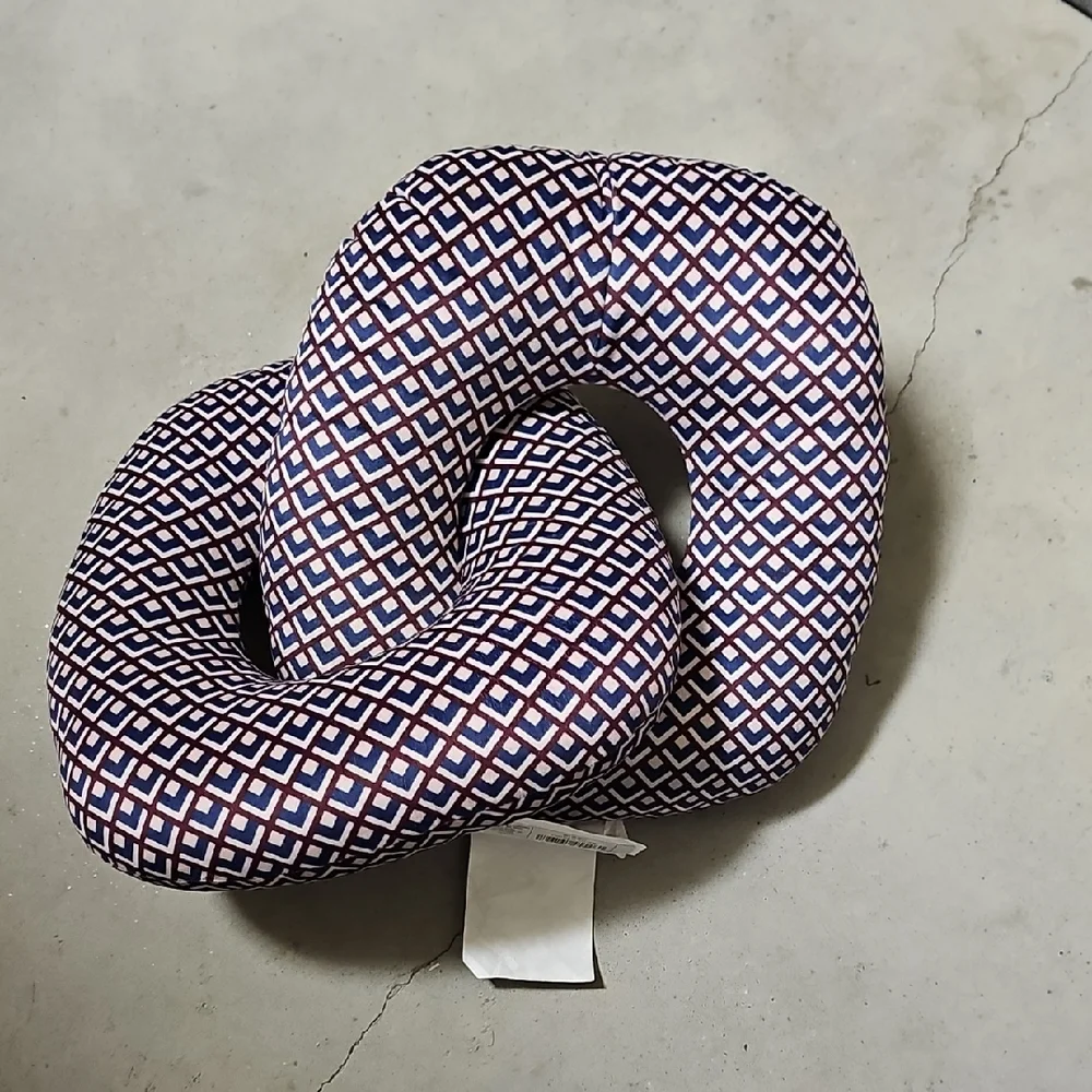 Nwt  Chain Link Geometric Patterned Knot Pillow